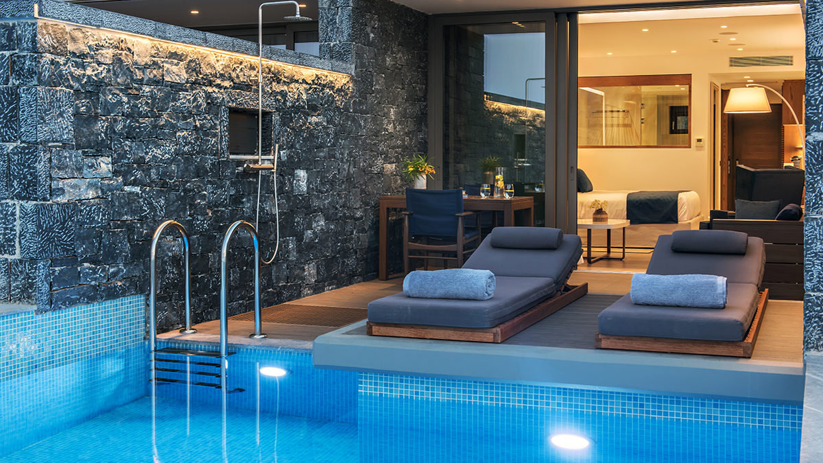 Deluxe Junior Suite Sea View with private heated pool